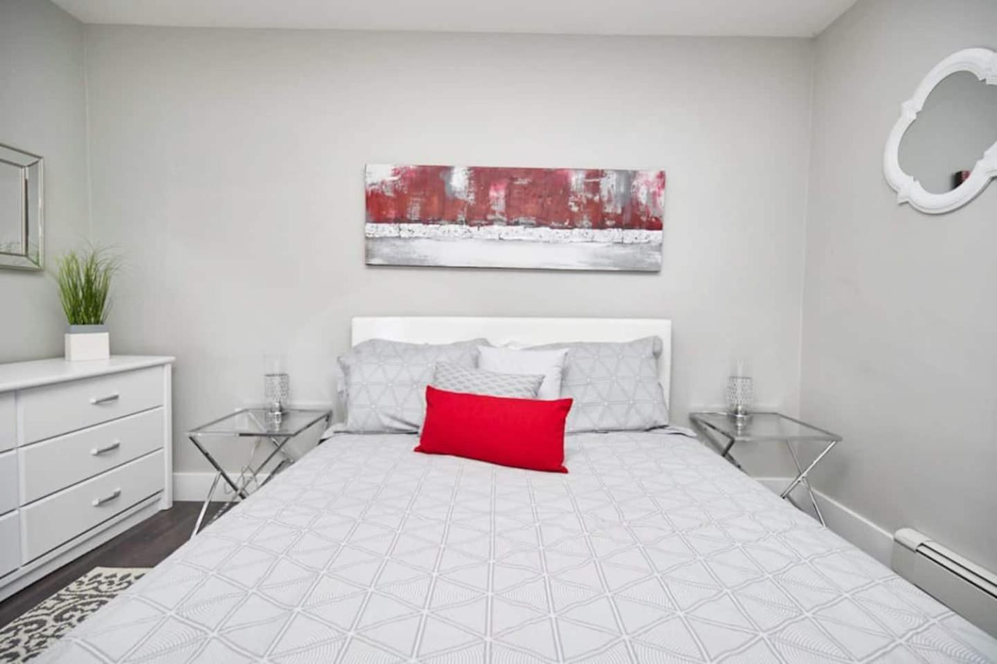 Apartment Clifton Hill Hideaway 2a - Two Bedroom Niagara Falls