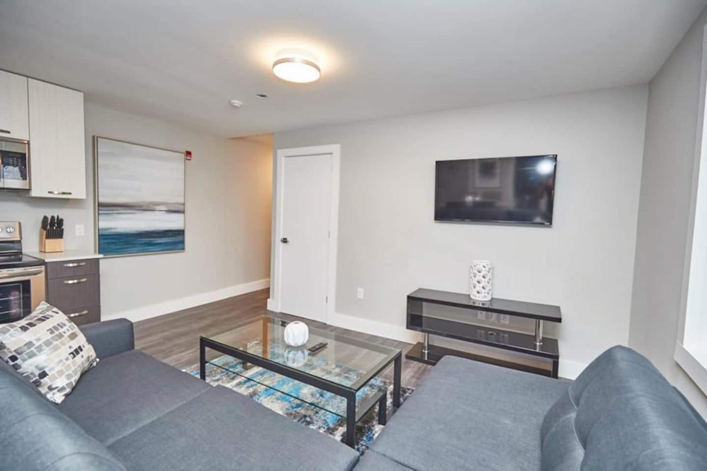 Clifton Hill Hideaway 2a - Two Bedroom * Niagara Falls