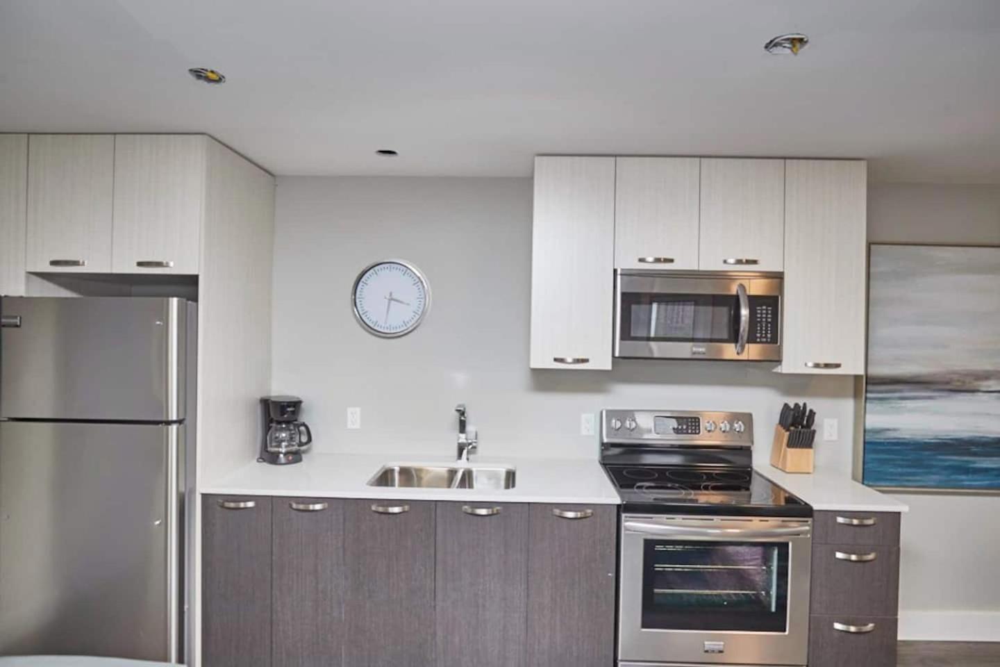Clifton Hill Hideaway 2a - Two Bedroom * Niagara Falls